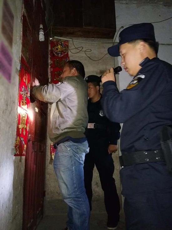 播州区粗心妈妈误将幼女锁家中 